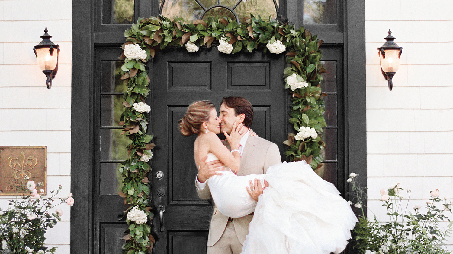 beach wedding budget joanna kyle real weddings bride groom front door 009012 r1 003 d111223 horiz - beach wedding budget