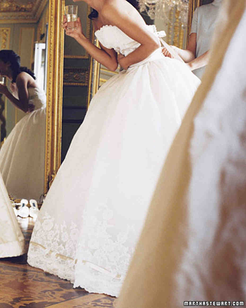 Свадебный платья в зеркале