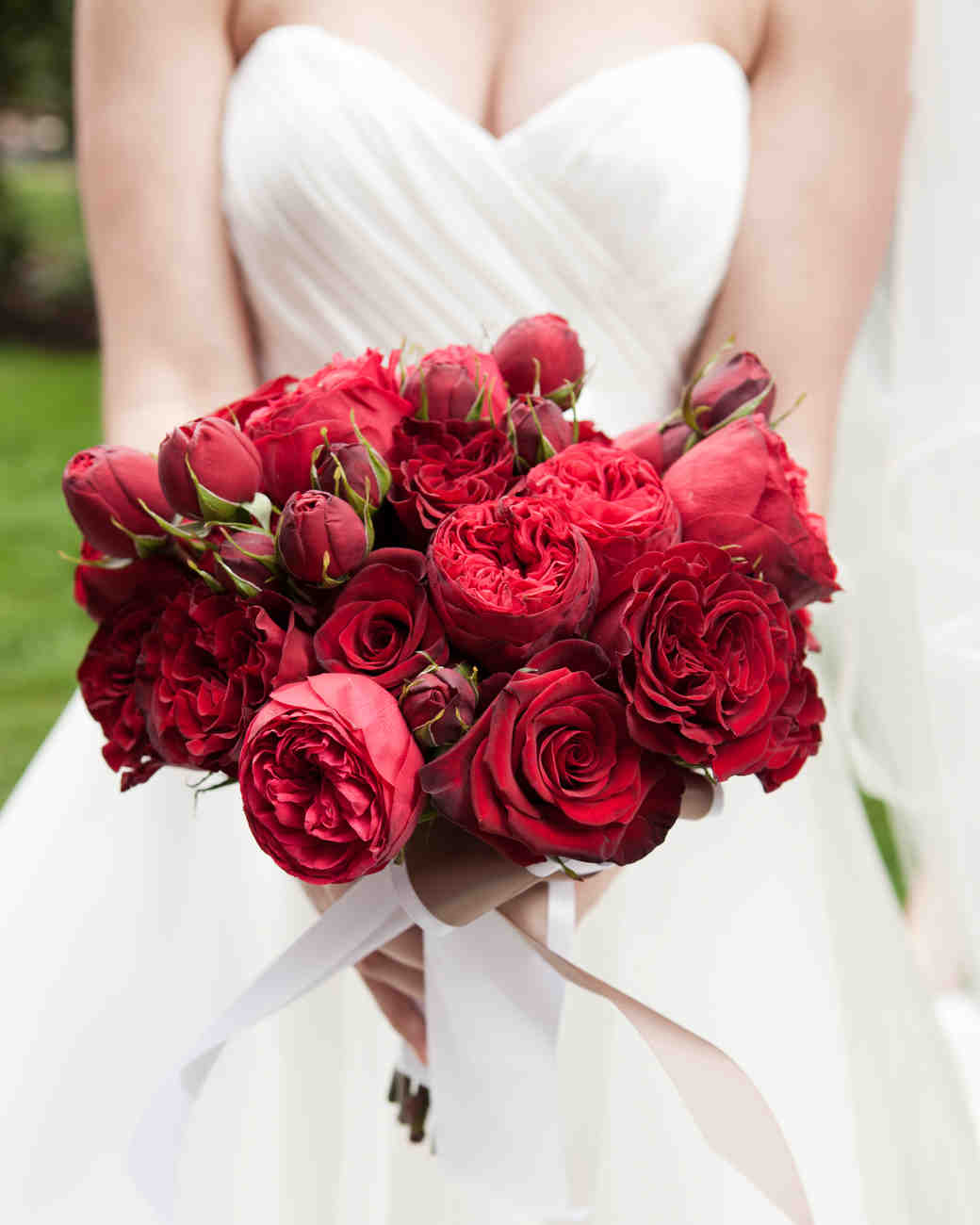 34 Romantic Red Wedding Bouquets | Martha Stewart Weddings