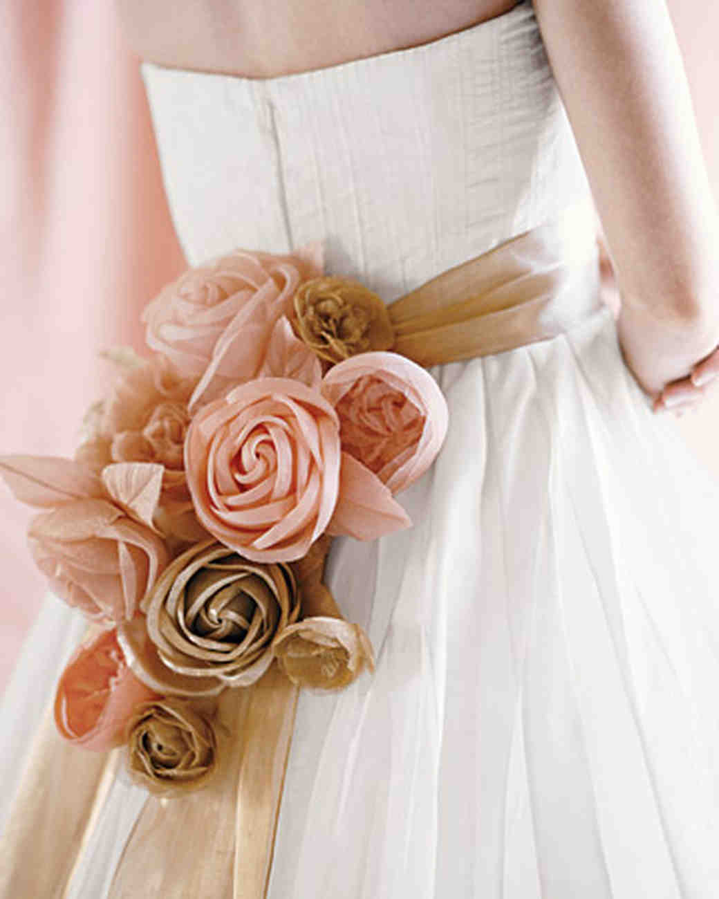 Украсить платье цветами из ткани