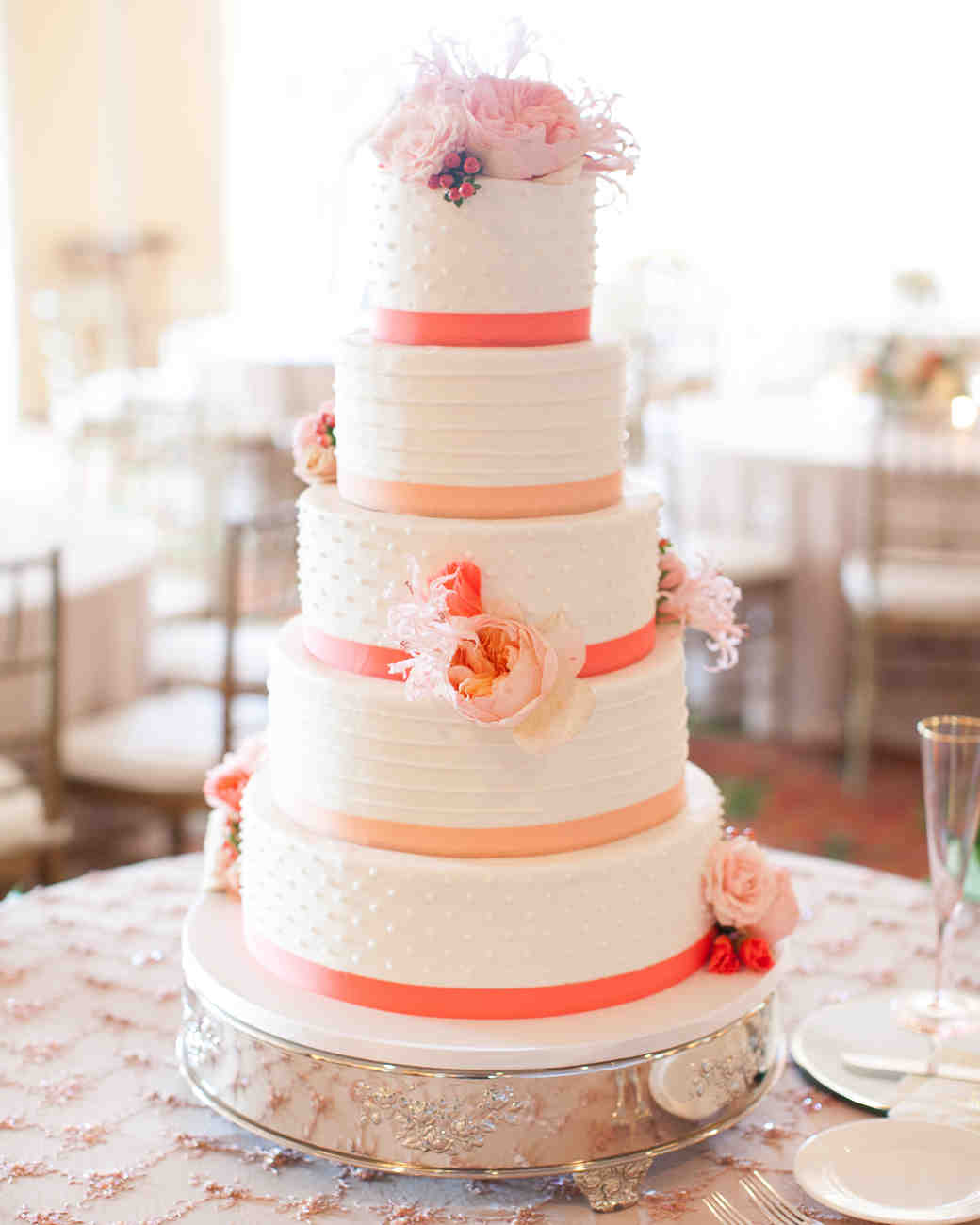 What are some common elements for a fall wedding cake?