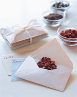 diy-bridal-shower-favors-envelope-sachets-f03-0515.