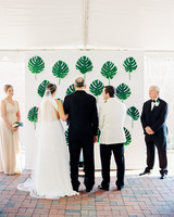 36 Ways To Use Leaves Throughout Your Wedding Martha Weddings Green Leaf On White Wall Altar