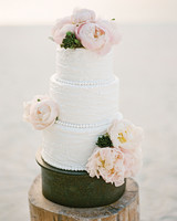 44 Wedding Cakes With Fresh Flowers Martha Weddings Peony Richard Wedding Maldives White Cake Flowers