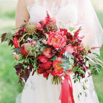 Browse the most beautiful wedding flowers to get inspired for your own big day. We have the best ideas for your wedding bouquet