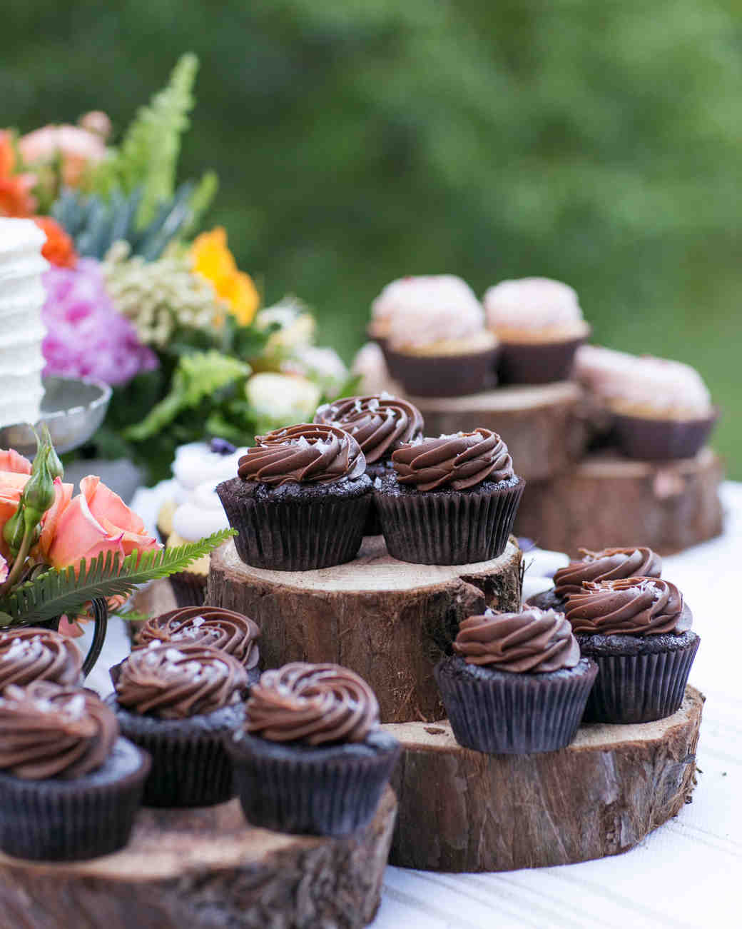 The Basics May 10, · Actually, in a lot of instances rental fees for items like cocktail tables, a-frame signs, and food displays will be just as much - if not more - than the cost of the actual products themselves. If you’re looking for wedding display ideas for an outdoor event that won’t cost you an Author: Displays2go.