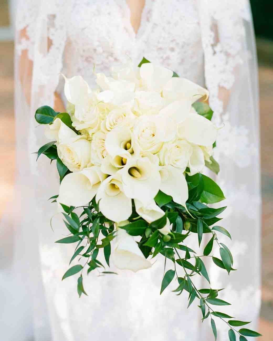 22 Lily Bouquets Perfect For A Spring Wedding Martha Stewart Weddings Lily Bouquets Jodi And Kurt 0219 Vert