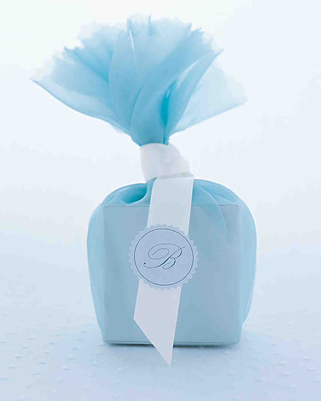 Get the best gift box ideas for wedding favors and learn how to make them.