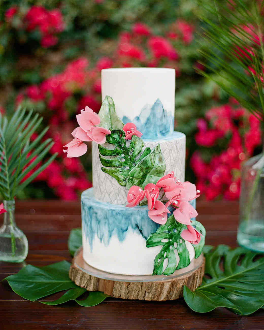 22 Summer Wedding Cakes That Speak To The Season Martha Summer Wedding Cakes Monstera