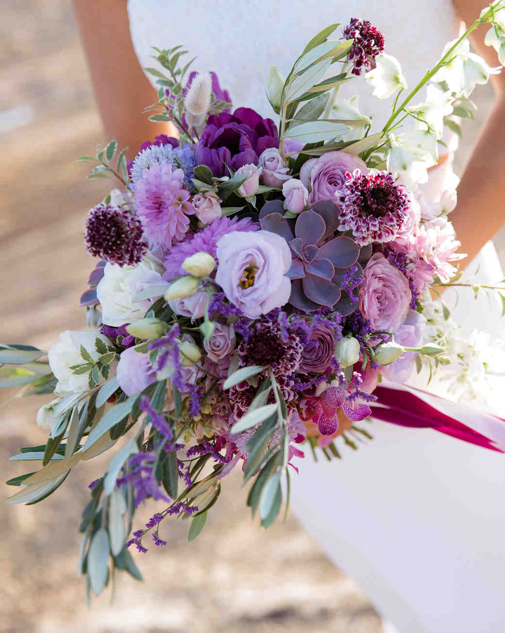 purple wedding bouquets        
        <figure class=