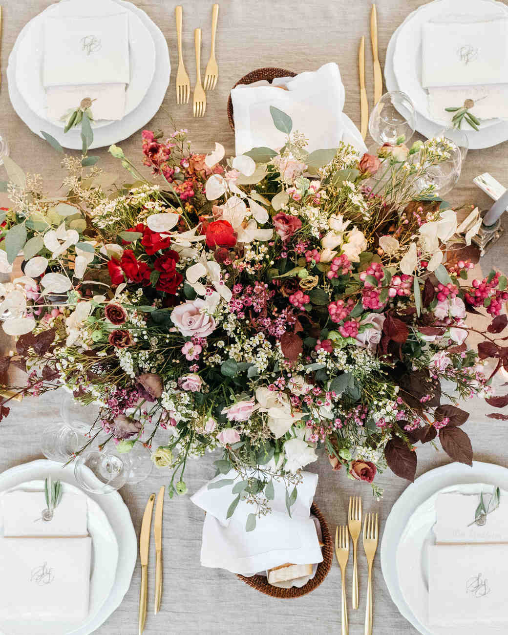 sara sam italy wedding table flower arrangement place setting