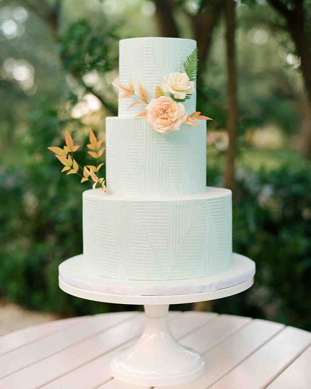 A Trend We Re Loving Textured Wedding Cakes Martha Weddings Textured Wedding Cakes
