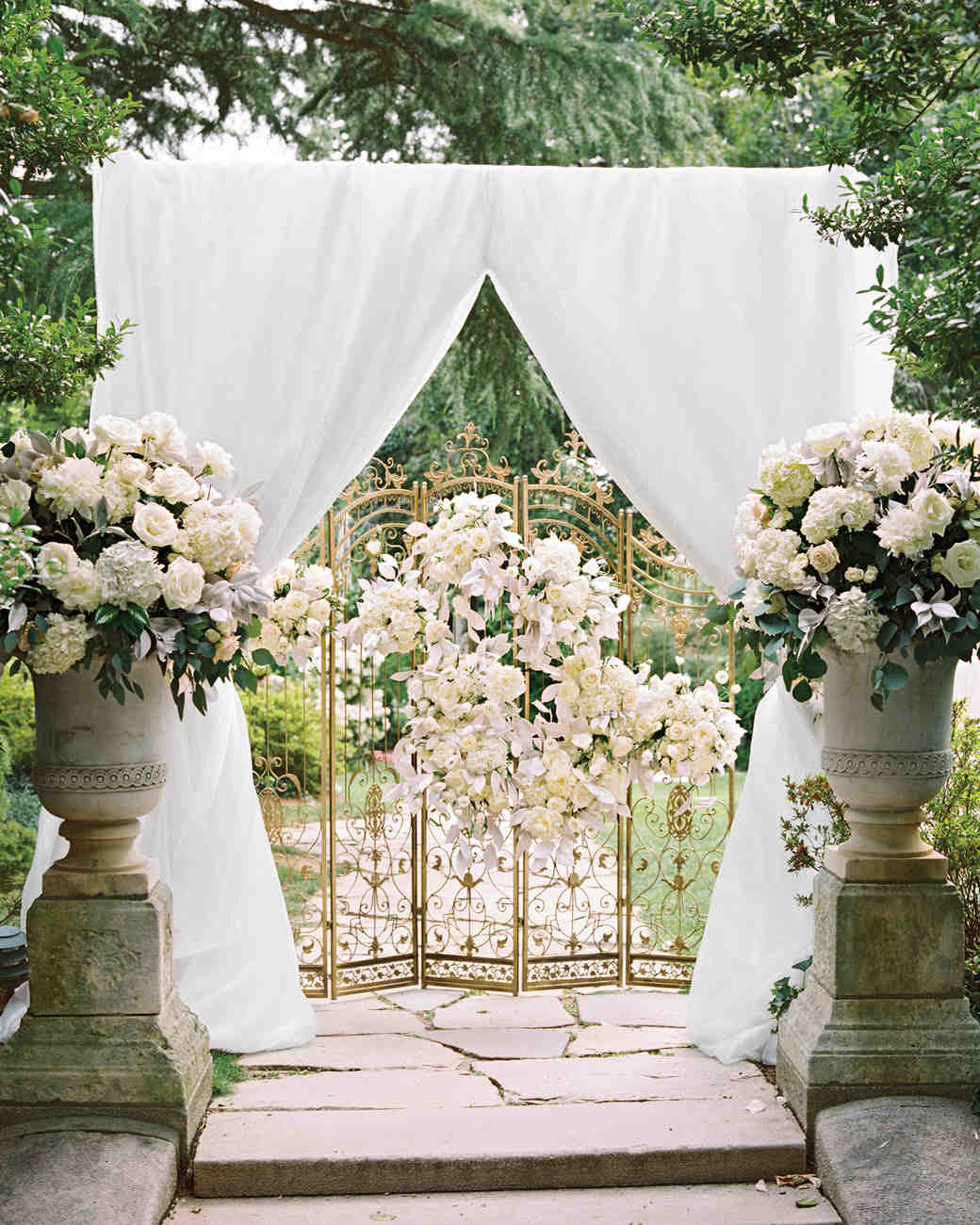 elizabeth cody real wedding ceremony arch_vert