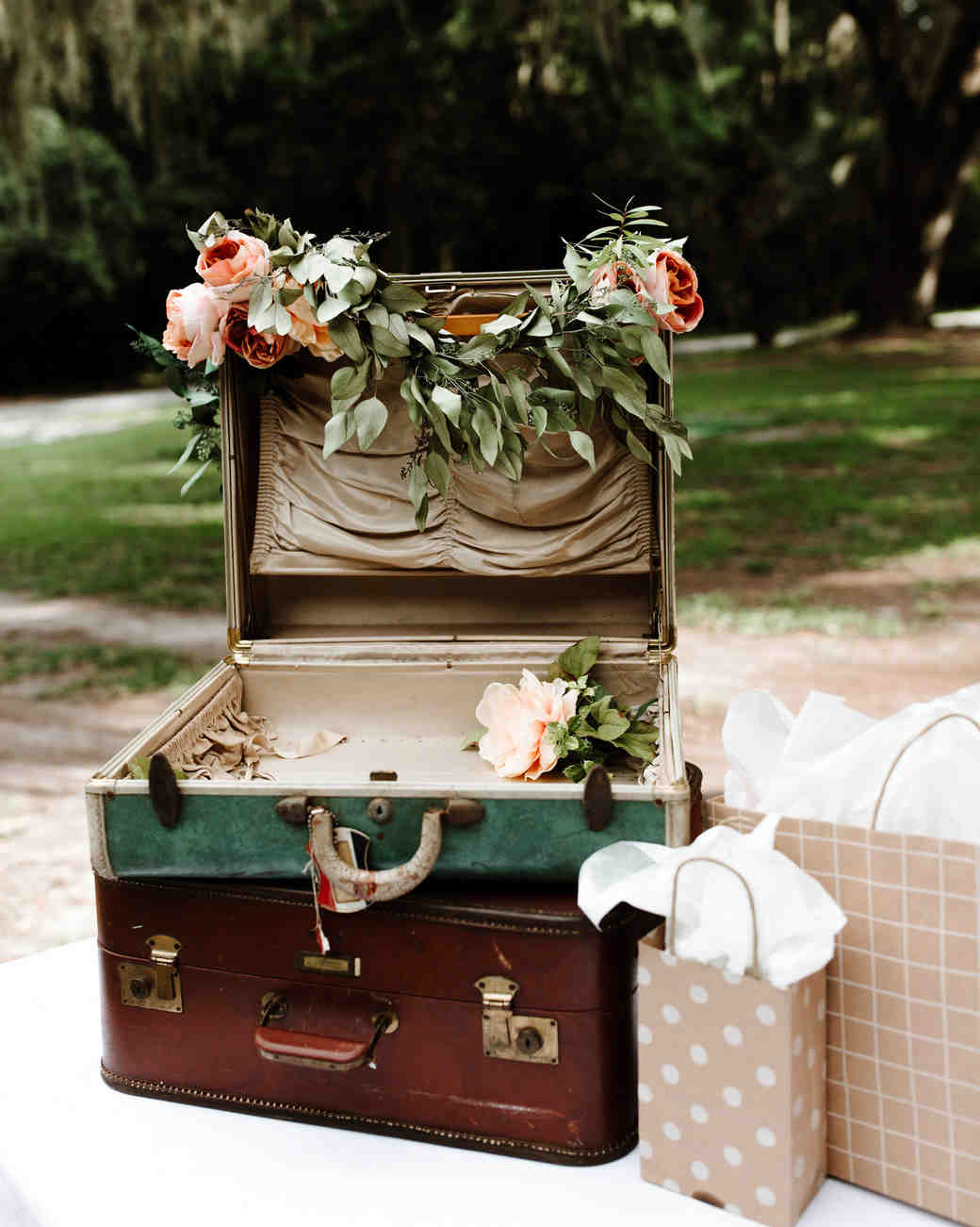 21 Ways to Set  Up a Card or Gift  Table at Your Wedding  