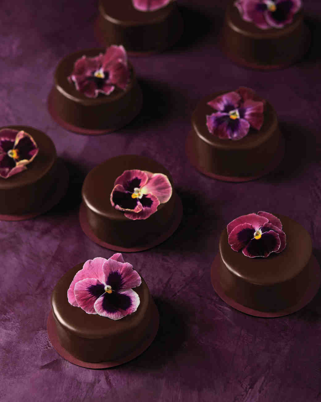 6 Fresh Ways To Decorate Wedding Cakes With Flowers Martha 6 Fresh Ways To Decorate Wedding Cakes With Flowers Martha Weddings