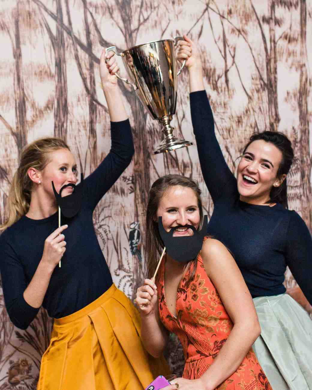 8 Adorable Ideas For Your Wedding Photo Booth Page 3 Of 9 Oh My Veil 8-adorable-ideas-for-your-wedding-photo-booth-page-3-of-9-oh-my-veil