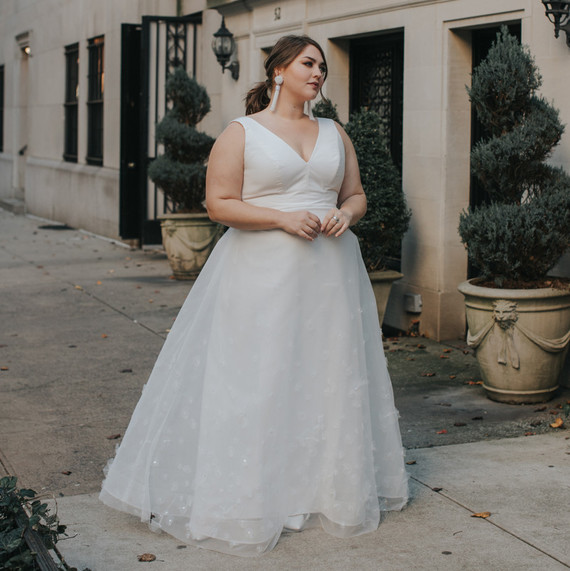 Lovely Bride Wedding Dress with V-Neckline Lovely Bride Wedding Dress with V-Neckline