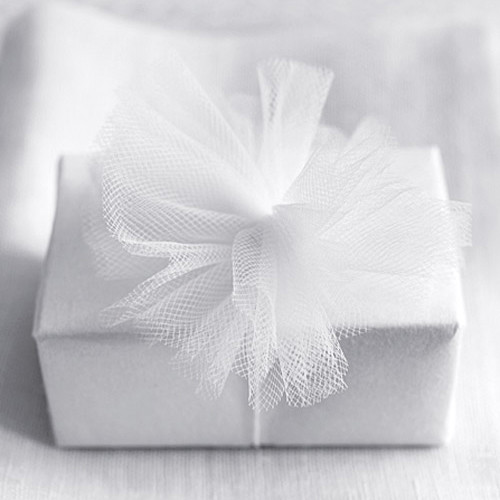 diy-favors-pompom-0110-0715.jpg