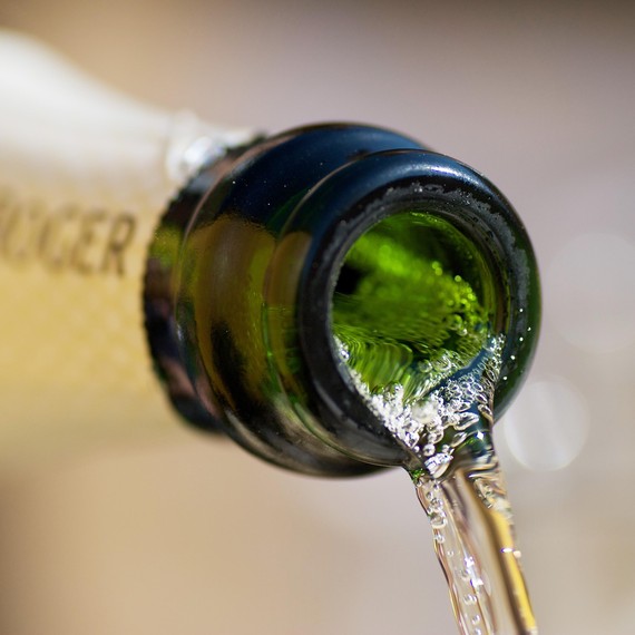 pouring-champagne-detail-0215