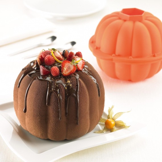 zola-halloween-party-decor-lekue-pumpkin-cake-mold-1015