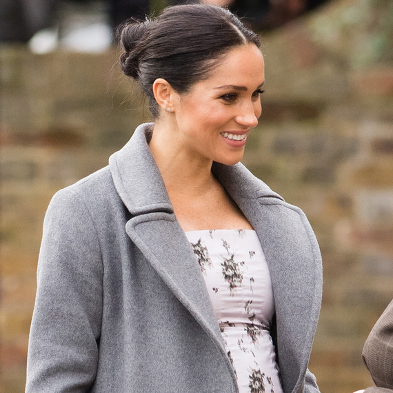 meghan markle cradling her baby bump meghan markle cradling her baby bump
