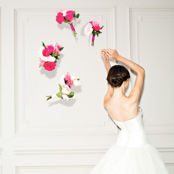 bouquet-toss-pink-bride-0031-d111518.jpg