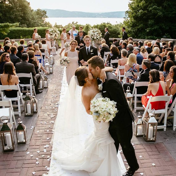 Carats Cake S Jess Levin Shares Her Favorite Outdoor Wedding Tan Hill Mansion New York
