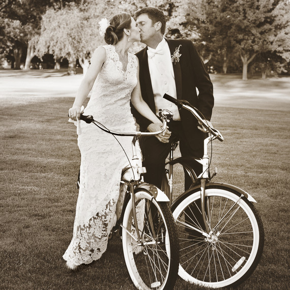 couple-kissing-bicycles-mw1204rwdb11-bw.jpg