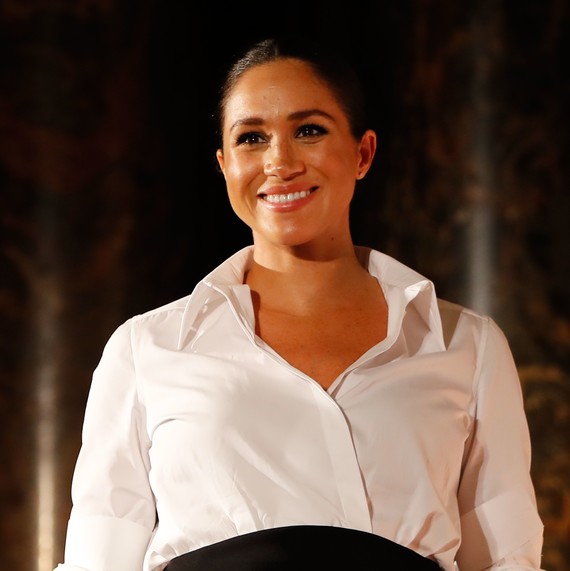 meghan markle presenting an award meghan markle presenting an award
