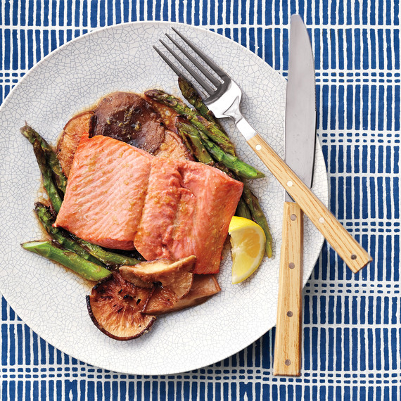 salmon-asparagus-plated-138-exp2-d111921.jpg