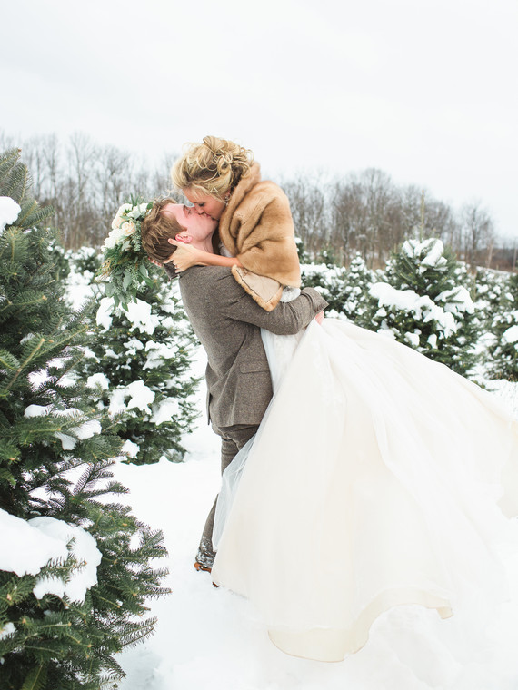 6 Tips For Taking Gorgeous Snowy Winter Wedding Pictures Martha Trust Your Wedding Photographer