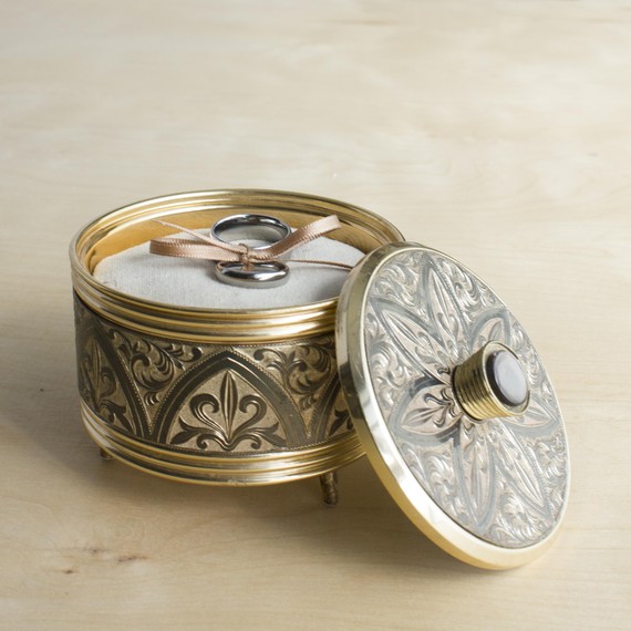 3 Clever Alternatives To The Clic Ring Bearer Pillow Martha Ring Bearer Alternative Music Box Vs 2
