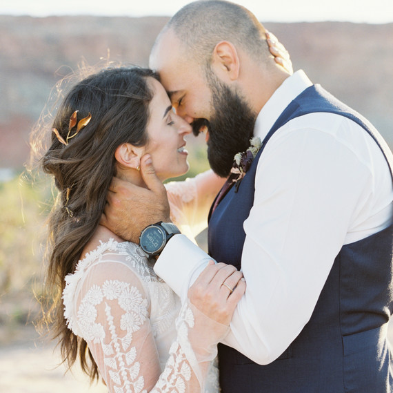 jeanette david wedding desert couple kissing jeanette david wedding desert couple kissing