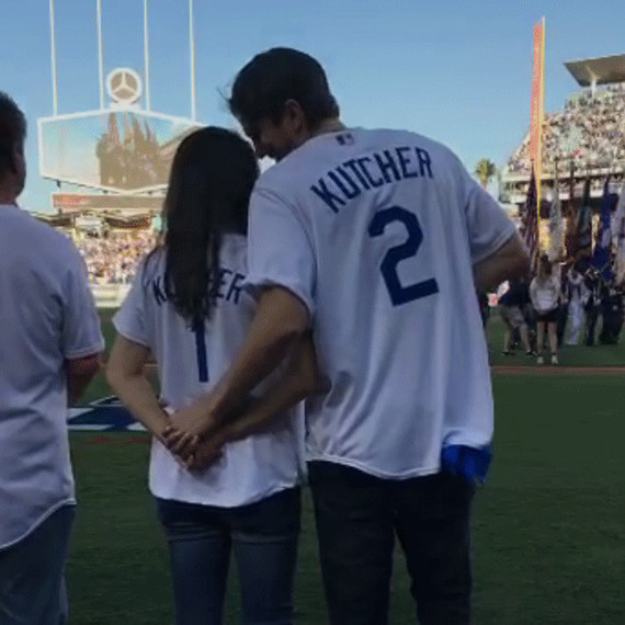 mila-kunis-ashton-kutcher-dodgers-game-1016