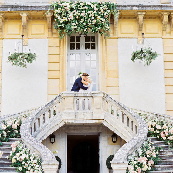 rachael cameron wedding couple kiss on staircase rachael cameron wedding couple kiss on staircase