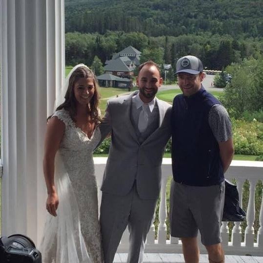 Justin Timberlake crashing a wedding and posing for a picture with the bride and groom Justin Timberlake crashing a wedding and posing for a picture with the bride and groom