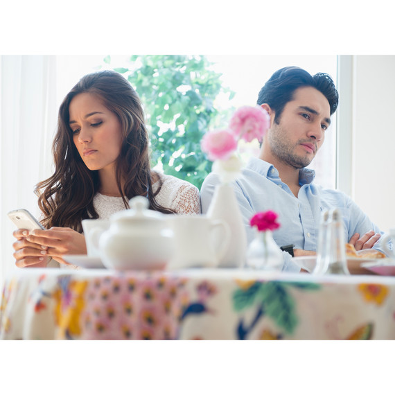 angry-couple-argument-in-restaurant-cell-phone-0116.jpg
