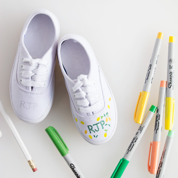david_stark_design_diy_monogrammed_shoes_4_step_2_1.jpg