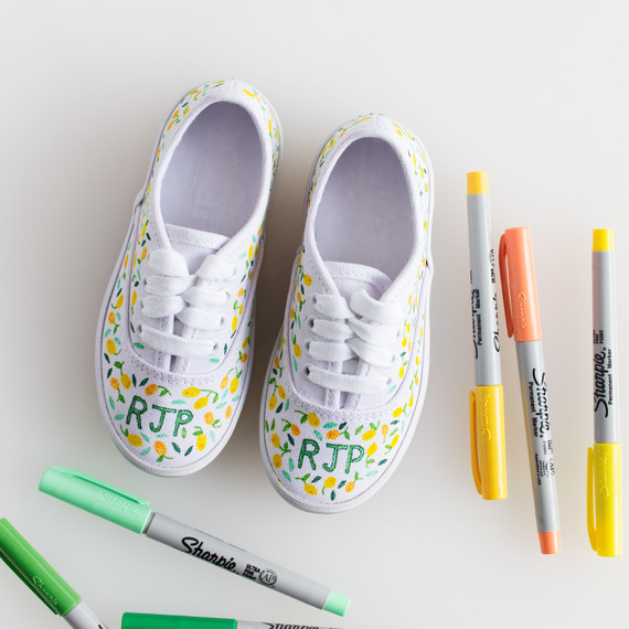 david_stark_design_diy_monogrammed_shoes_5_step_2_2.jpg