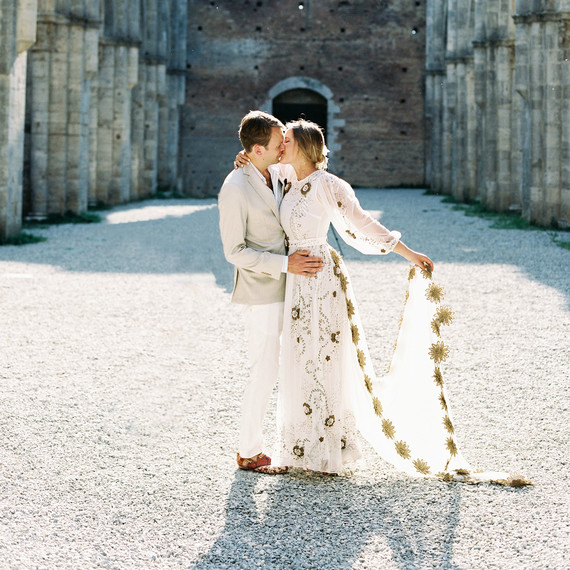 alexis zach wedding italy couple kiss dress alexis zach wedding italy couple kiss dress