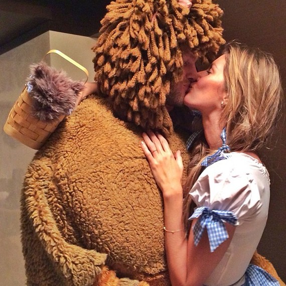 Gisele Bundchen and Tom Brady in Dorothy and Cowardly Lion Halloween Costumes Gisele Bundchen and Tom Brady in Dorothy and Cowardly Lion Halloween Costumes