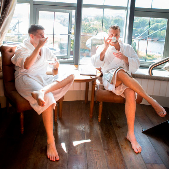 bromantic-photo-shoot-groom-best-man-drinking-coffee-1215.jpg