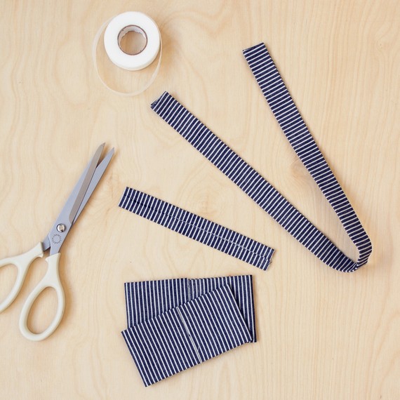 davidstarkdesign_mscont_diybowtie_stitchwitchsmpieces_step-3_small.jpg (skyword:312904)