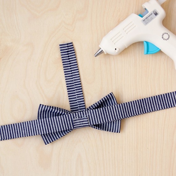 davidstarkdesign_mscont_diybowtie_gluetogetherallpieces_step-5_small.jpg (skyword:312907)
