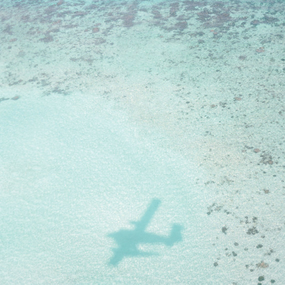 peony-richard-wedding-maldives-airplane-shadow-in-sand-0015-s112383.jpg