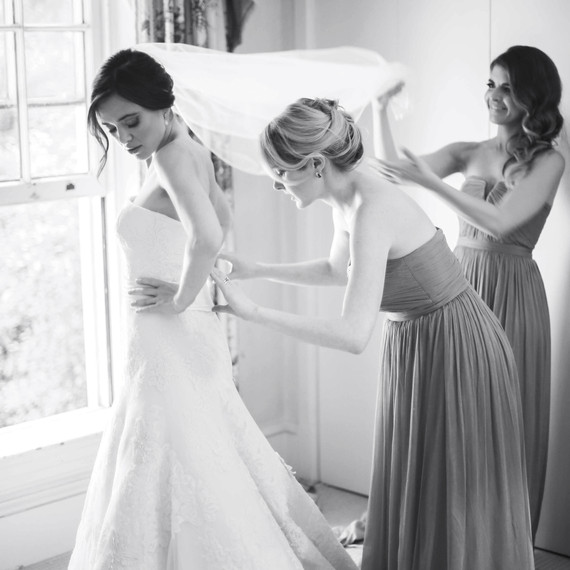 bride-bridesmaids-getting-ready-bw-0264eg5u9302-2902119575-o-mwds110788.jpg
