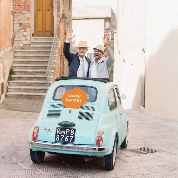 dennis-bryan-wedding-italy-vintage-fiat-getaway-car-just-married-002-0172-s112633.jpg