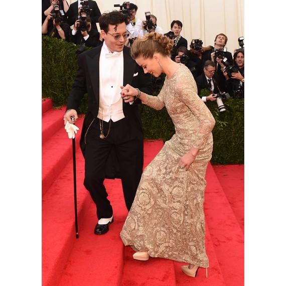 celebrity-couple-johnny-depp-amber-heard-met-gala-2014-walking-up-steps-red-carpet-0216.jpg