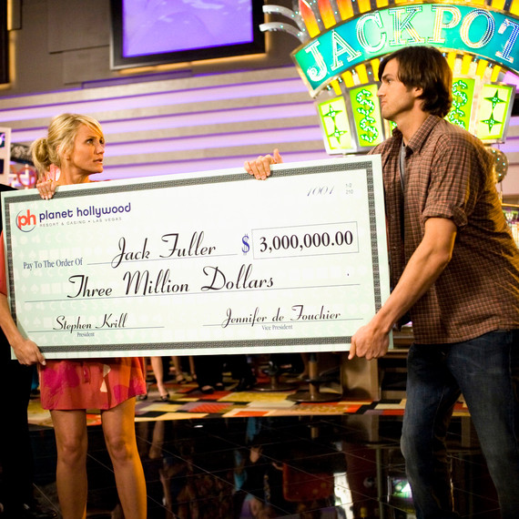 couple-money-tips-what-happens-in-vegas-cameron-diaz-ashton-kutcher-fight-over-jackpot-check-1015.jpg